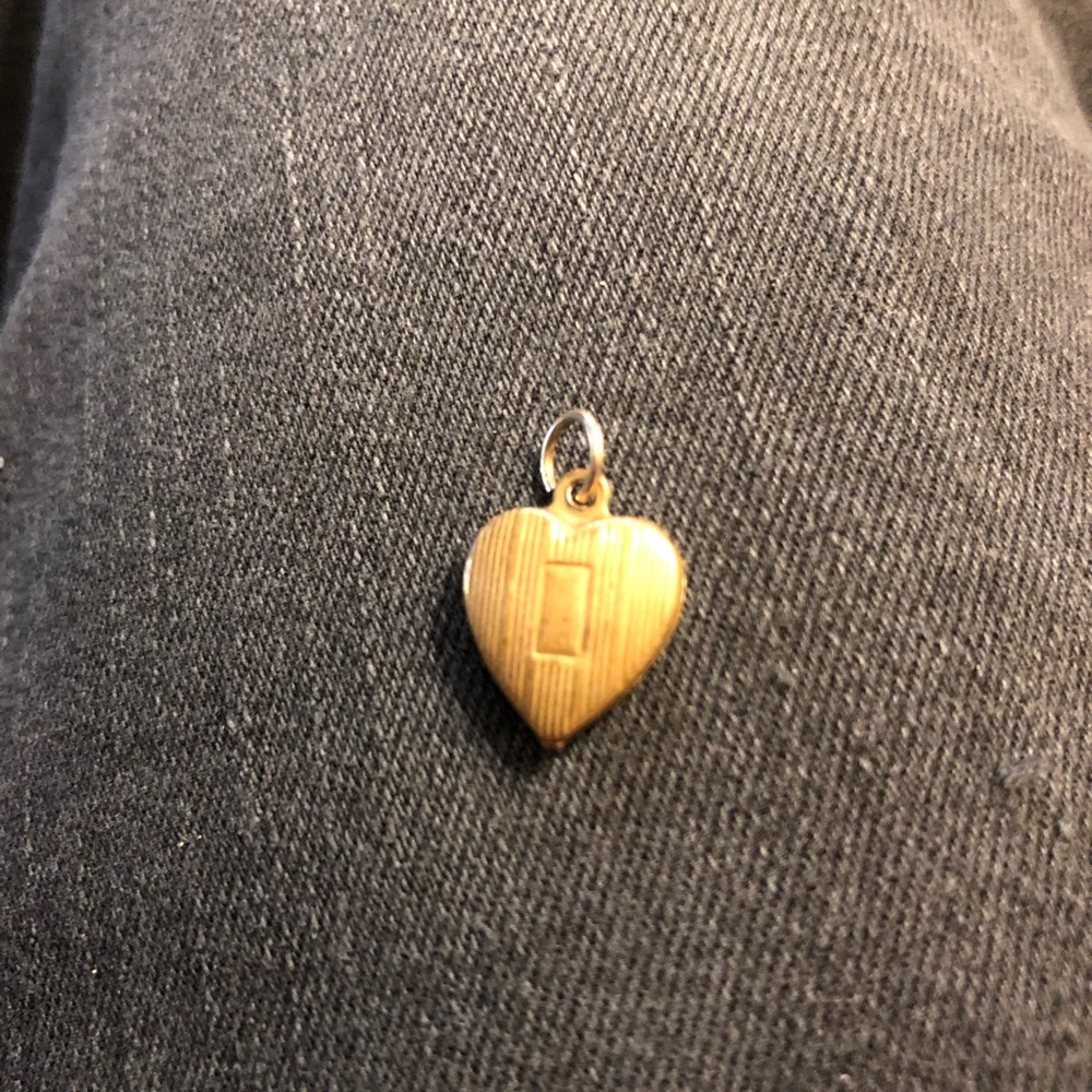 Antique gold heart pendant vintage necklace. Carved vertical design Art Deco - Picture 7 of 8